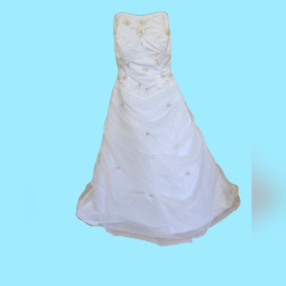 Elegant Strapless White Wedding Gown
